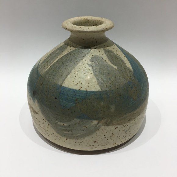 SMALL VASE HAND PAINTED AND SIGNED - Picture 2 of 5